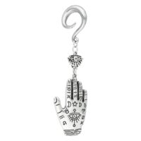Hamsa-käsi korvakorupaino hopeaa Hopeinen Hamsa-käsi korvakorupaino koristelluilla symboleilla valkoisella taustalla