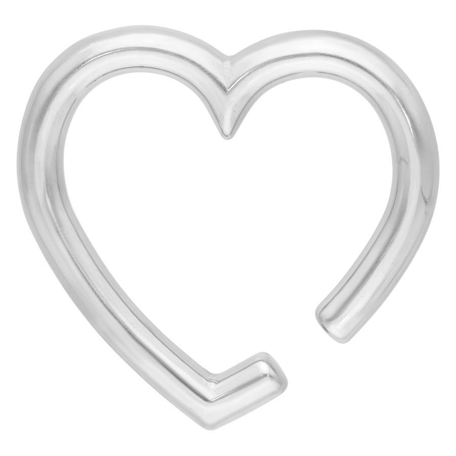 Hopeinen sydänkorvakoru kirurginteräksestä valkoisella taustalla