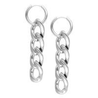 Kaksi hopeista Chunky Hoops -korvakorua kirurginteräksestä valkoisella taustalla