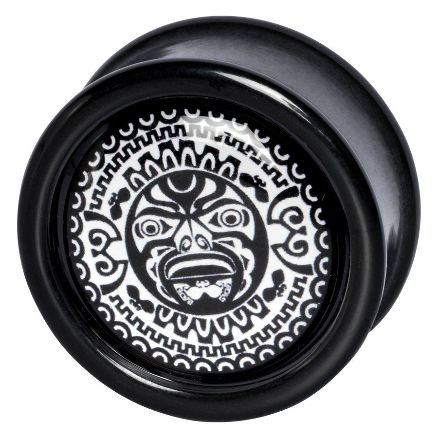 Musta plugi Maori-kuviolla Musta PMMA-plugi valkoisella Maori-kasvokuviolla, pyöreä muoto