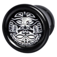 Wildcat Tuplataistelija Plugi Maori-kuviolla Musta PMMA-plugi valkoisella Maori-kuviolla harmaalla taustalla