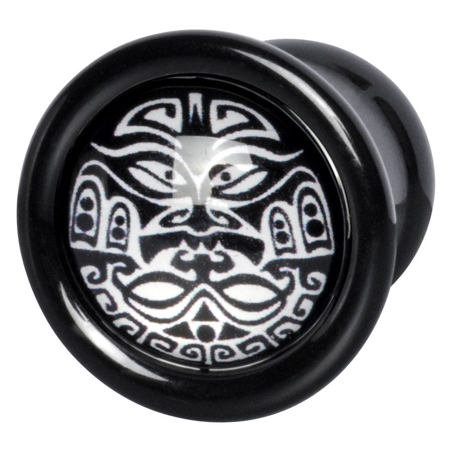 Wildcat Tuplataistelija Plugi Maori-kuviolla Musta PMMA-plugi valkoisella Maori-kuviolla harmaalla taustalla