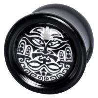 Wildcat® Kaksintaistelija Plug Musta-Valkoinen Musta plug valkoisella Maori-kuviolla harmaalla taustalla