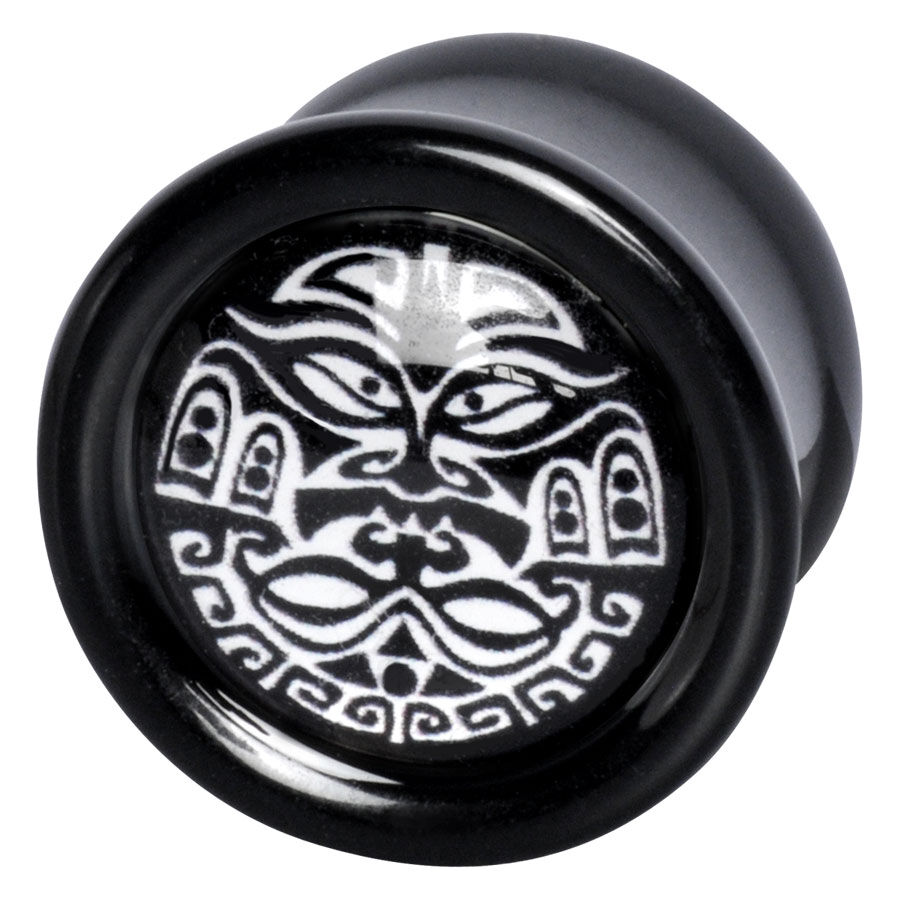 Wildcat® Kaksintaistelija Plug Musta-Valkoinen Musta plug valkoisella Maori-kuviolla harmaalla taustalla