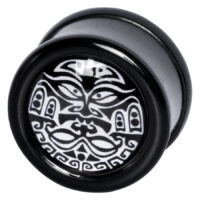 Wildcat® Kaksoistaistelija Plug Maori-kuviolla Musta plugi valkoisella Maori-kuviolla neutraalilla taustalla