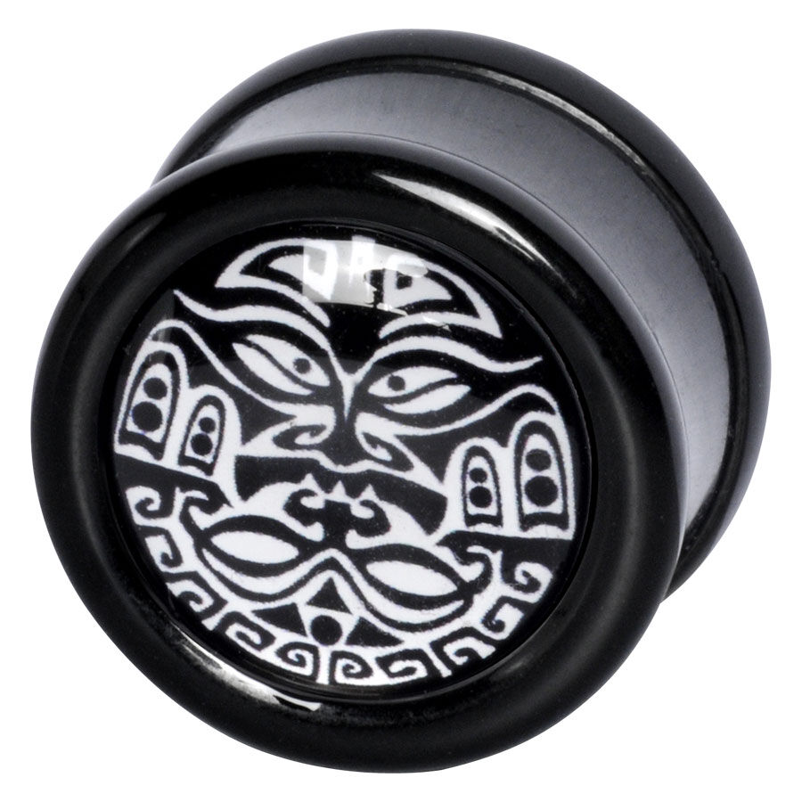 Wildcat® Kaksoistaistelija Plug Maori-kuviolla Musta plugi valkoisella Maori-kuviolla neutraalilla taustalla
