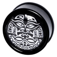 Musta PMMA-plugi maori-kuviolla Musta PMMA-plugi, jossa valkoinen maori-kuvio neutraalilla taustalla