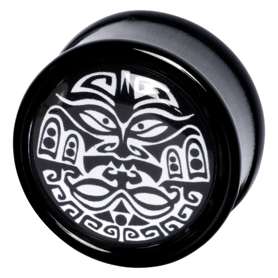 Musta PMMA-plugi maori-kuviolla Musta PMMA-plugi, jossa valkoinen maori-kuvio neutraalilla taustalla