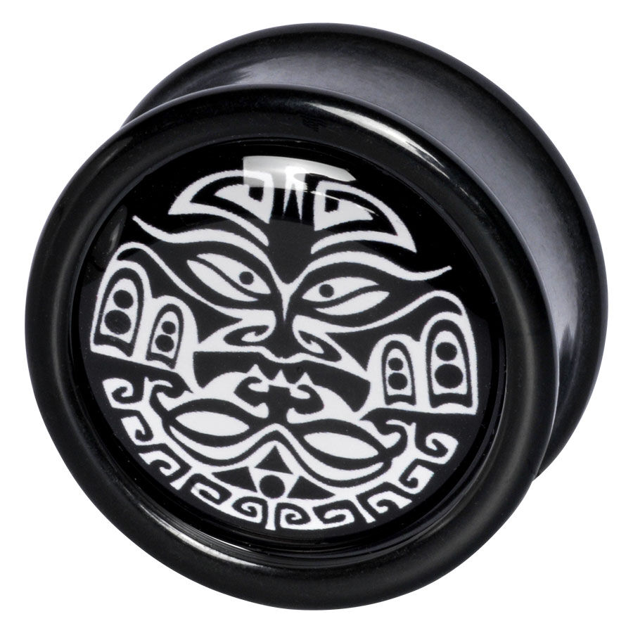 Musta PMMA-plugi maori-kuviolla Musta PMMA-plugi, jossa valkoinen maori-kasvokuvio neutraalilla taustalla