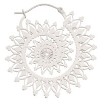 Hopeiset Floral Nautilus Hoops korvakorut valkoisella taustalla