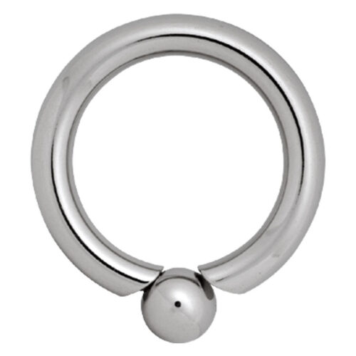 Hopeinen titaani-piercing-rengas kierrepallolla valkoisella taustalla