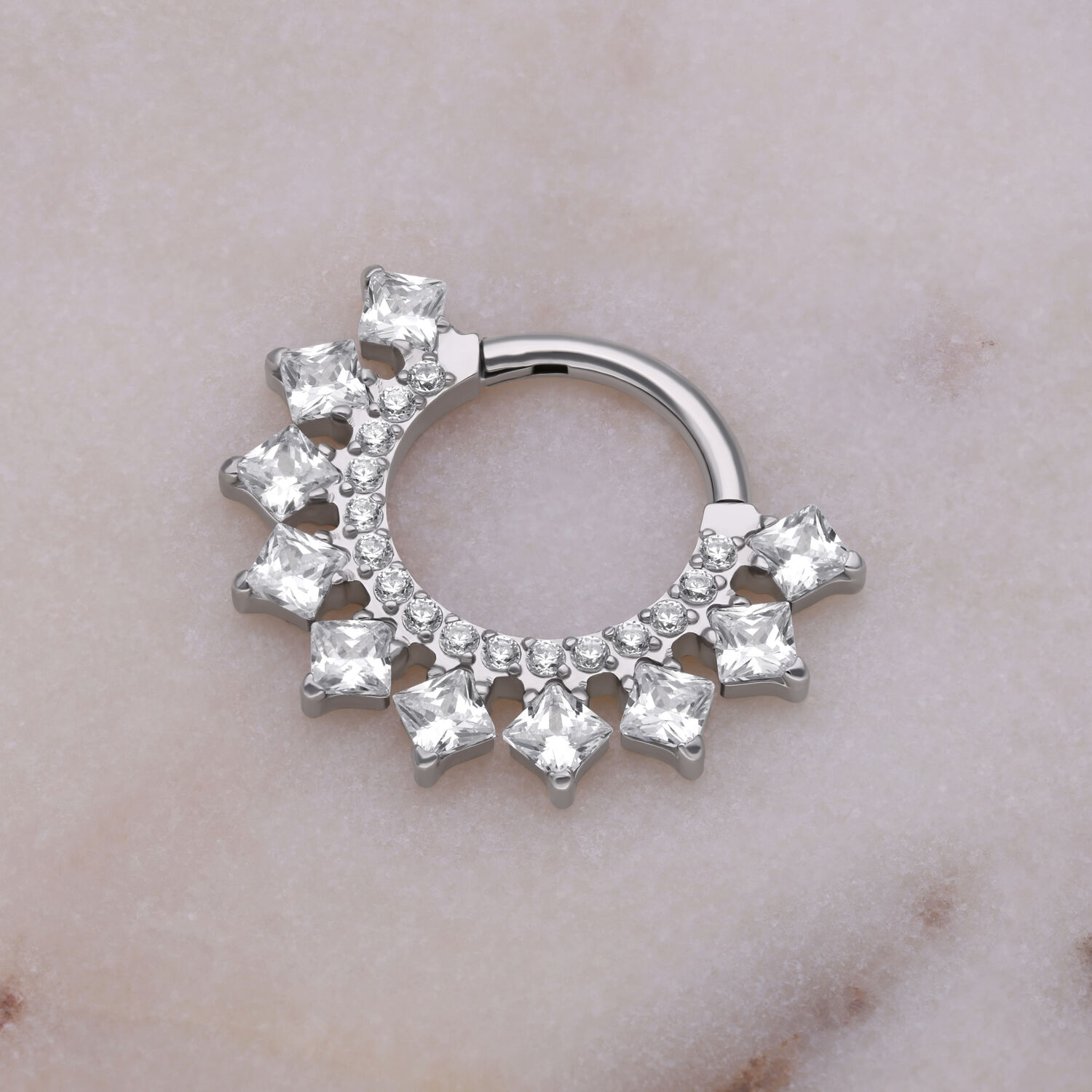 Hopeinen Crystal Halo Septum Clicker Hopeinen septum clicker kristalleilla marmoritaustalla