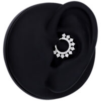 Kristalli Septum Clicker hopeassa mustassa korvassa Hopeinen kristalli septum clicker mustassa mallikorvassa valkoisella taustalla