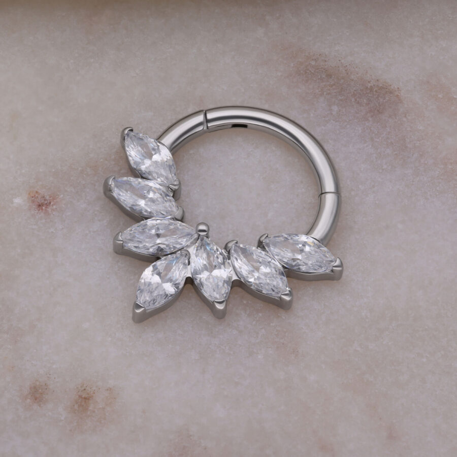 Hopeinen Septum Clicker Marquise kristalleilla marmoritaustalla