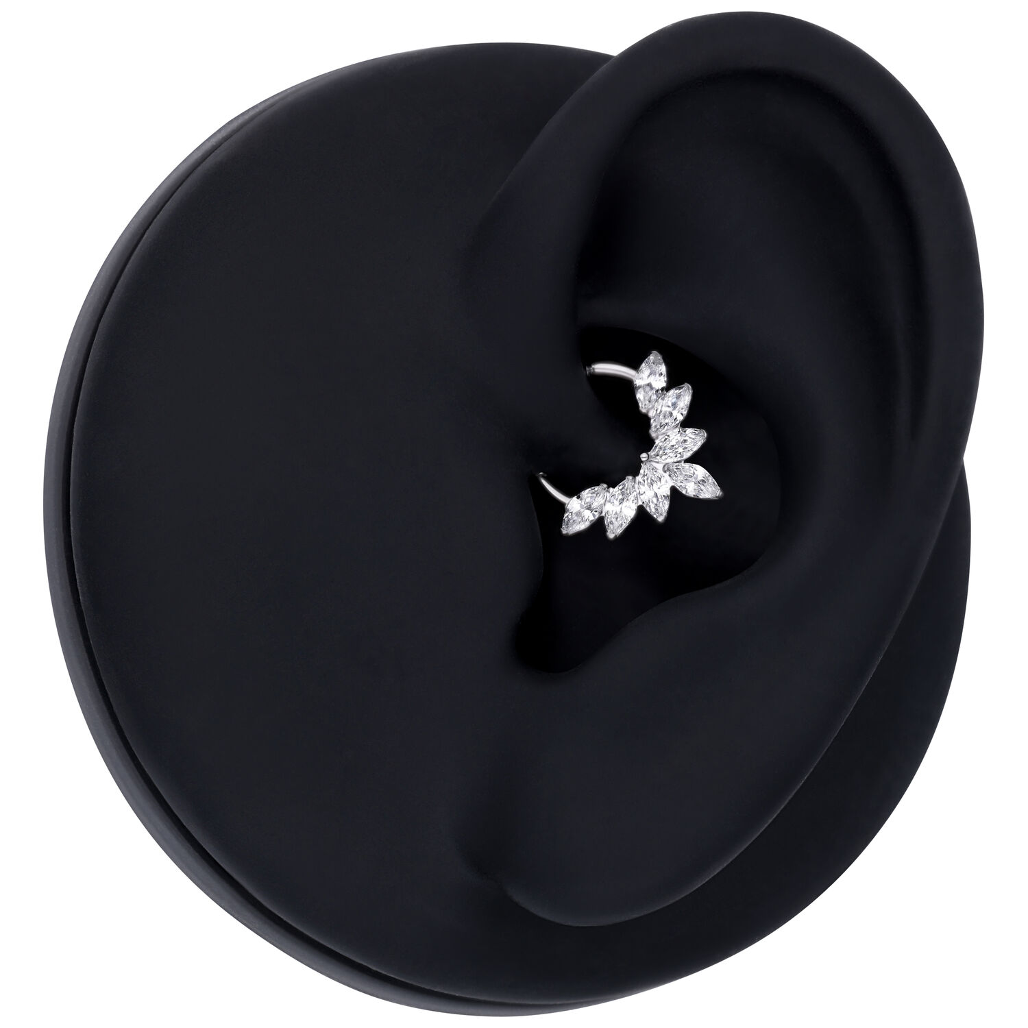 Marquise Kristalli Septum Clicker hopeassa Hopeinen Marquise Kristalli Septum Clicker mustassa korvanäytössä