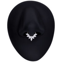 Marquise Kristalli Septum Clicker hopeassa Hopeinen Septum Clicker Marquise kristalleilla mustalla taustalla