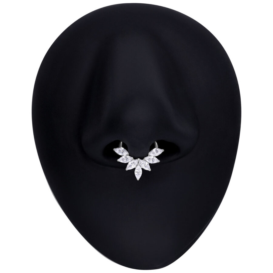 Hopeinen Septum Clicker Marquise kristalleilla mustalla taustalla