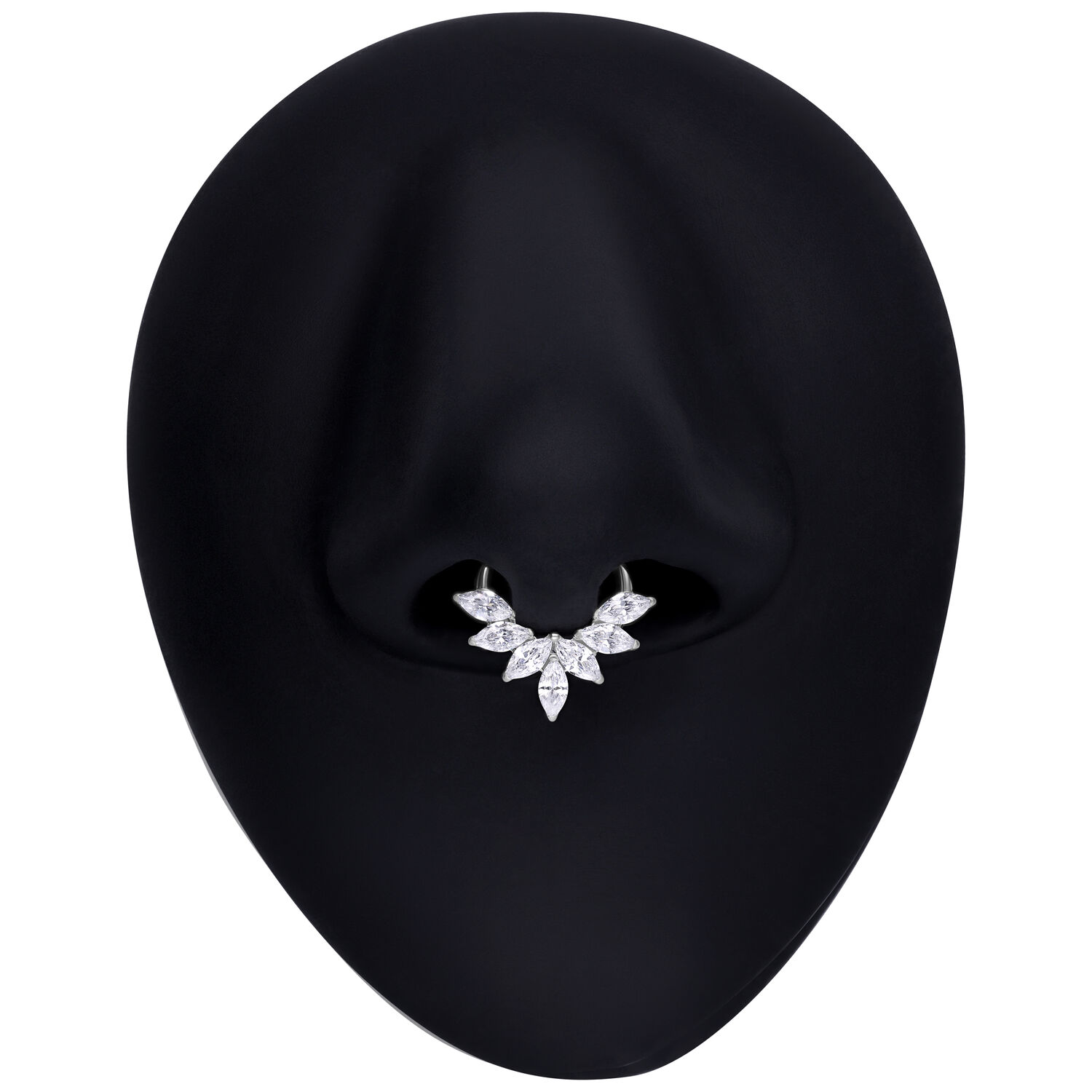 Marquise Kristalli Septum Clicker hopeassa Hopeinen Septum Clicker Marquise kristalleilla mustalla taustalla