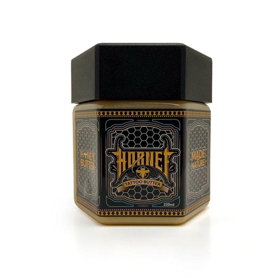 Hornet Honey Butter tatuoinneille, 220 ml Musta ja kultainen Hornet Honey Butter -purkki valkoisella taustalla