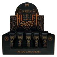 Tattoo Hoitovoide Shots Box Wildcatilta Musta laatikko, jossa on Tattoo Hoitovoide Shots, koristeellinen teksti, Wildcat merkki