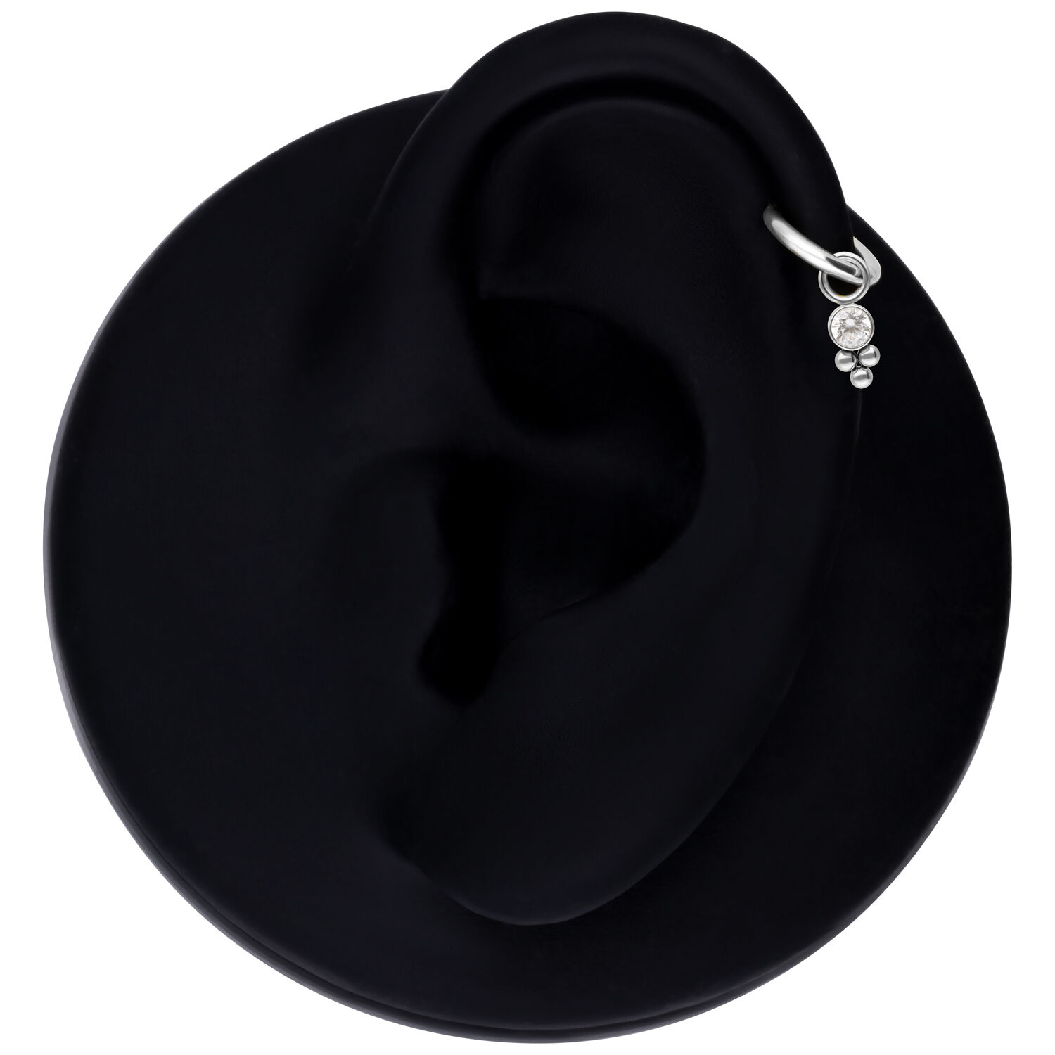 Kristalli-piercing-riipus hopeassa Hopeinen kristalli-piercing-riipus mustassa korvamallissa