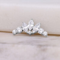 Kristalli Tiara Push Fit -lävistyskoru Hopeinen kristalli tiara -lisäosa Push Fit -lävistykseen vaalealla taustalla