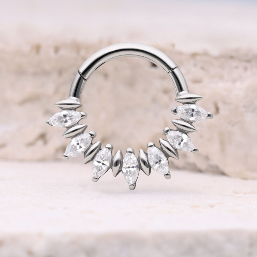 Hopeinen septum clicker kimaltelevilla marquise-kivillä vaalealla taustalla