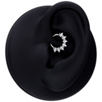 Hopeinen Marquise Sunburst Septum Clicker mustassa korvamallissa