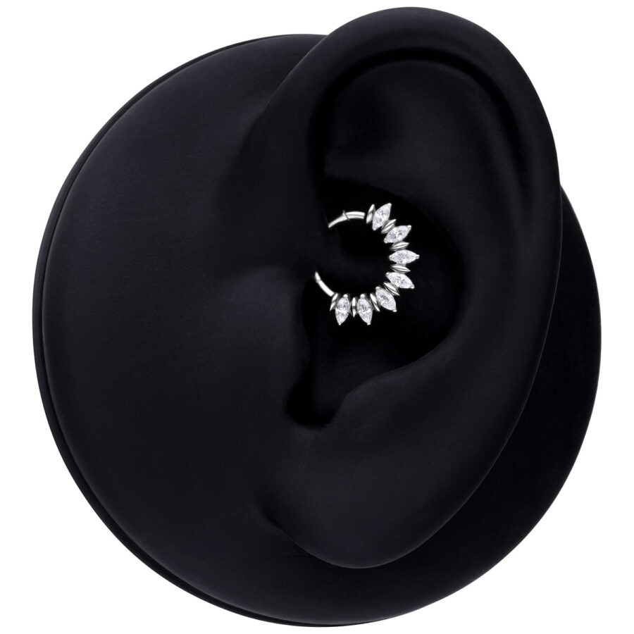 Hopeinen Marquise Sunburst Septum Clicker mustassa korvamallissa