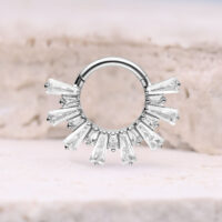 Hopeinen Crystal Sunray Septum Clicker Hopeinen septum clicker kristalleilla vaalealla taustalla