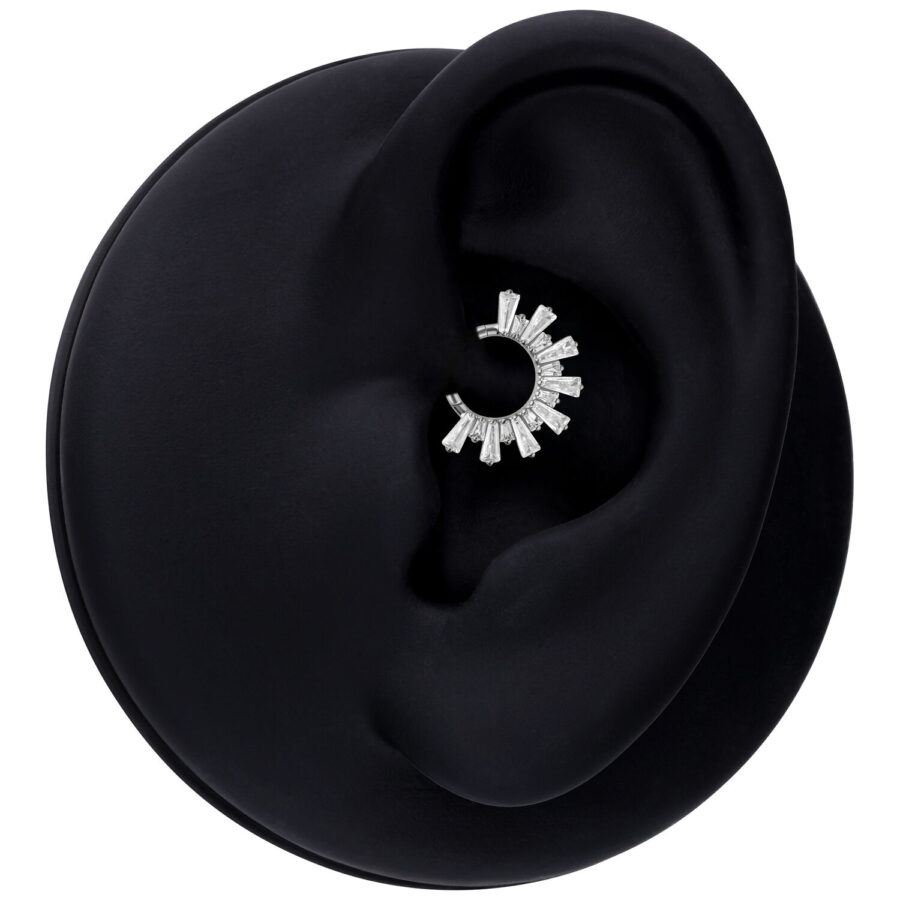 Hopeinen Kristalli Sunray Septum Clicker mustassa korvamallissa