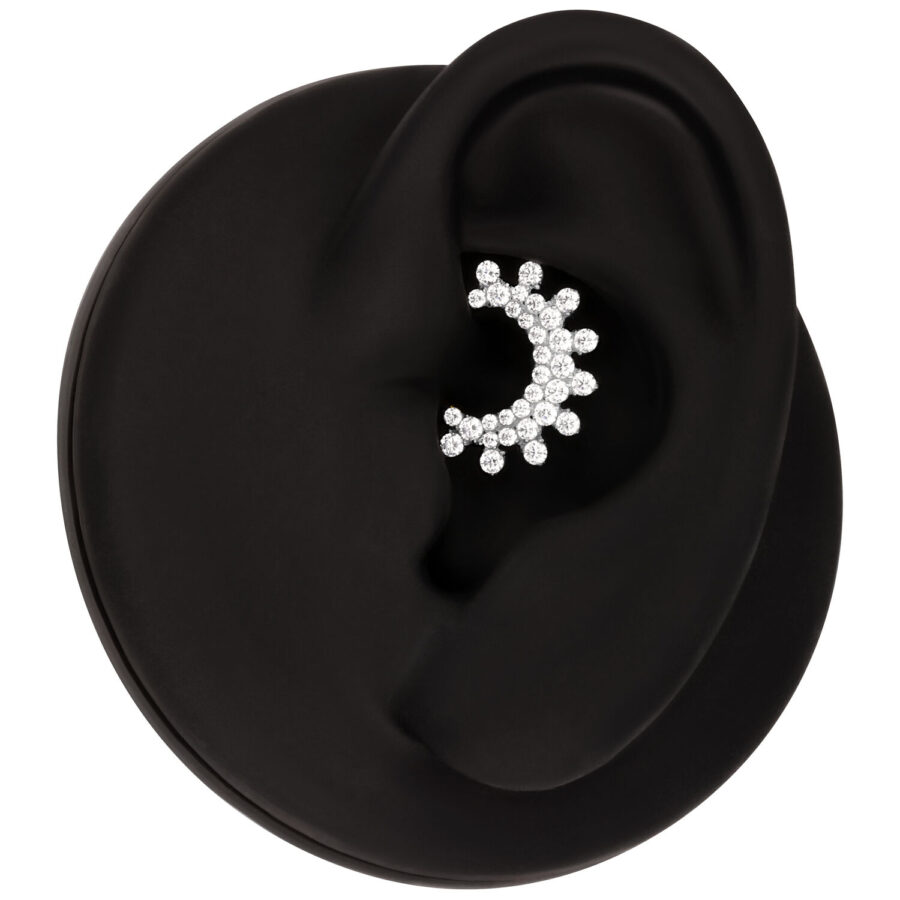 Hopeinen septum-clicker säihkyvillä kristalleilla, esitetty mustalla taustalla