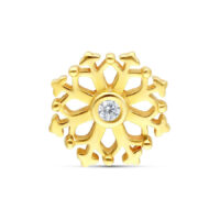 14K kultainen lumihiutaleosa kristallilla Kultainen lumihiutaleosa 14K kullasta kirkkaalla kristallilla valkoisella taustalla