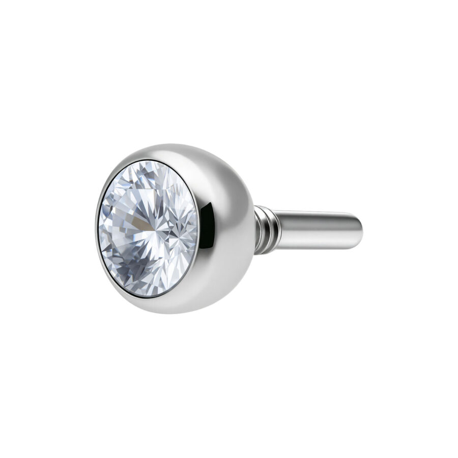 Hopeinen labret-lisäosa kirkkaalla kristallipallolla valkoisella taustalla