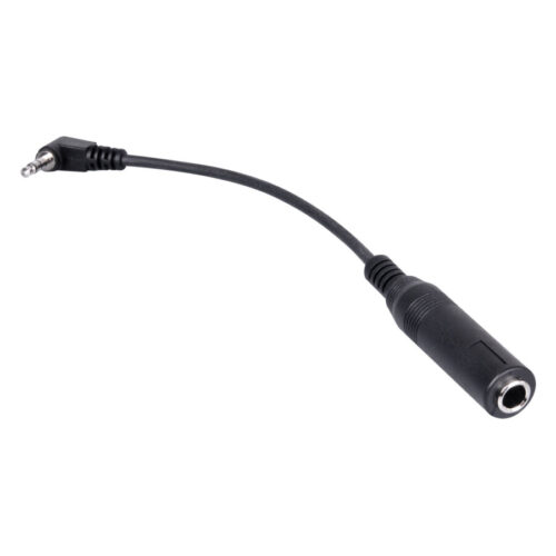 Musta adapterikaapeli, jossa 3.5mm liitin ja 6.3mm pistorasia valkoisella taustalla