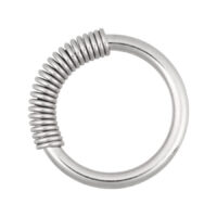 Hopeinen Cobra Coil -rengas kirurginteräksestä Hopeinen Cobra Coil -rengas kirurginteräksestä spiraalimuotoilulla valkoisella taustalla