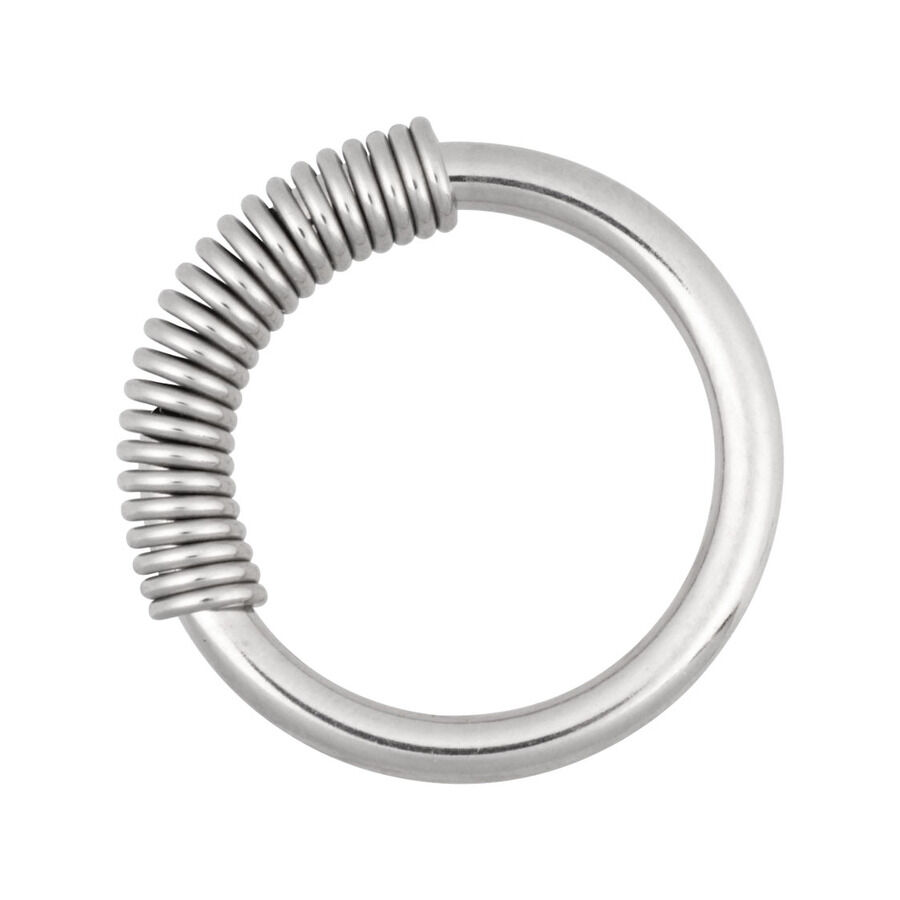 Hopeinen Cobra Coil -rengas kirurginteräksestä Hopeinen Cobra Coil -rengas kirurginteräksestä spiraalimuotoilulla valkoisella taustalla