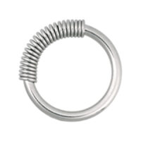 Cobra Coil -rengas kirurginteräksestä, 16 mm Hopeinen Cobra Coil -rengas kirurginteräksestä kierretyllä pinnalla valkoisella taustalla