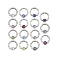 Titaani Clip-in-rengas värikkäillä kristalleilla Hopeinen titaani Clip-in-rengas eri värisillä kristallipalloilla, valkoisella taustalla