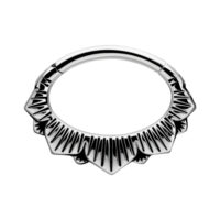 Floraali septum-clicker kirurginteräksestä Hopeinen septum-clicker, jossa on kukkakuvio valkoisella taustalla