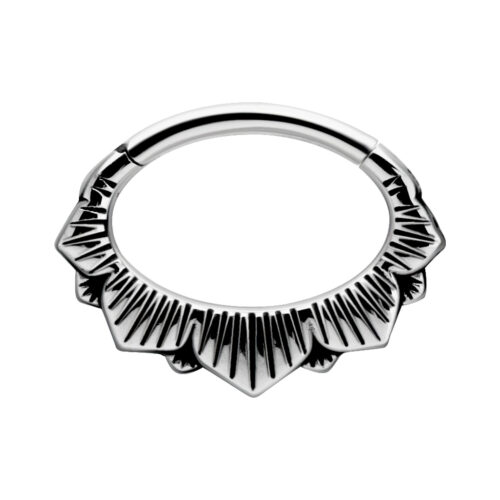 Hopeinen septum-clicker, jossa on kukkakuvio valkoisella taustalla