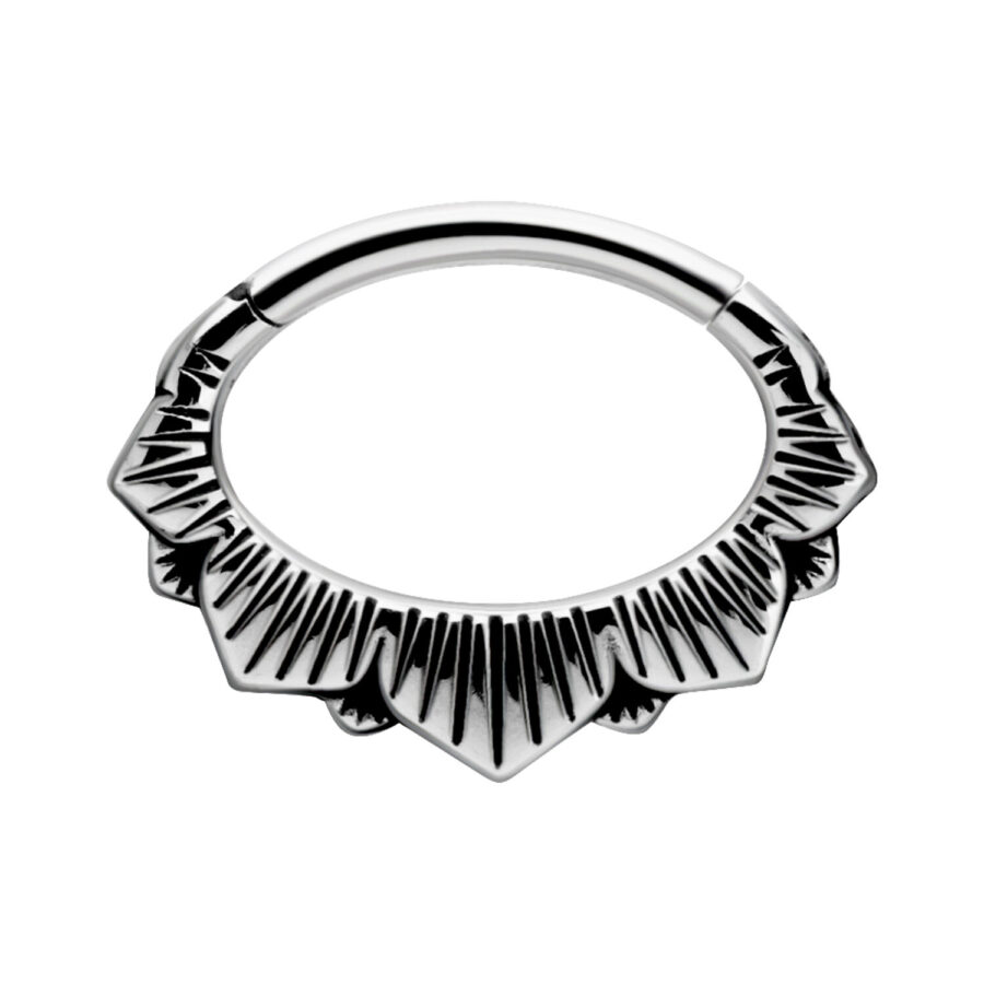 Hopeinen septum-clicker, jossa on kukkakuvio valkoisella taustalla