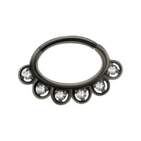 Musta septum-clicker kristalleilla Musta sarana-rengas kimaltavilla kristalleilla valkoisella taustalla