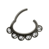 Musta Hinged Sparkling Clicker kristalleilla Musta lävistysrengas kimaltelevilla kristalleilla valkoisella taustalla