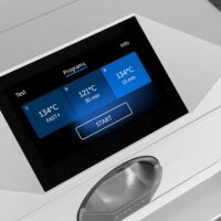 Enbio Autoklaavi S LCD-näytöllä Lähikuva Enbio Autoklaavi S:stä sinisellä LCD-näytöllä valkoisella taustalla