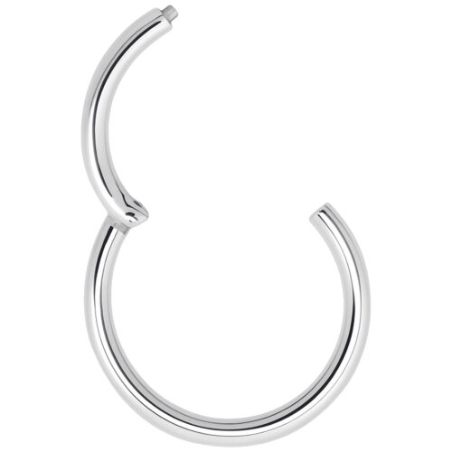 Hopeinen hinged-segmenttirengas kirurginteräksestä valkoisella taustalla