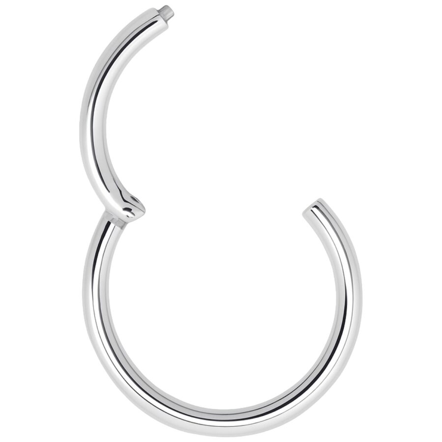 Hopeinen hinged-segmenttirengas kirurginteräksestä valkoisella taustalla