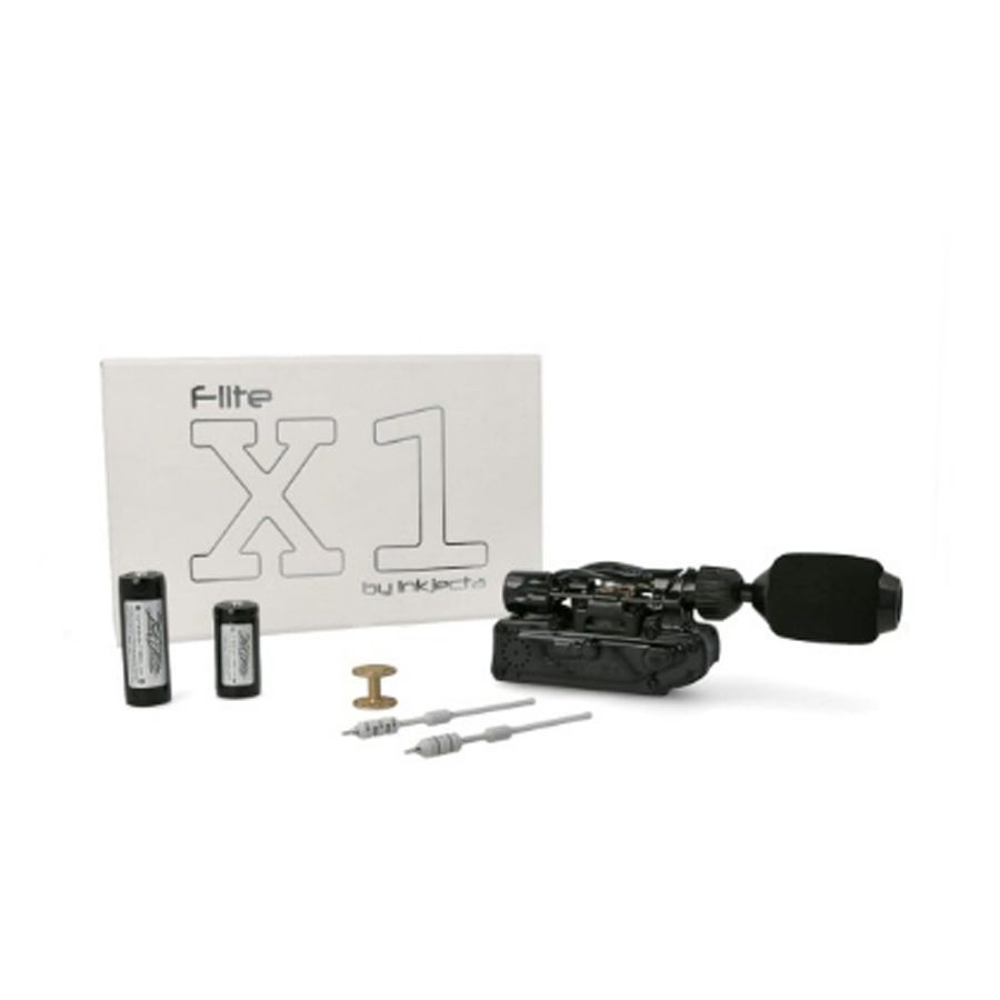 Inkjecta Flite X1 Stealth tatuointikone Musta Inkjecta Flite X1 tatuointikone lisävarusteineen valkoisella taustalla