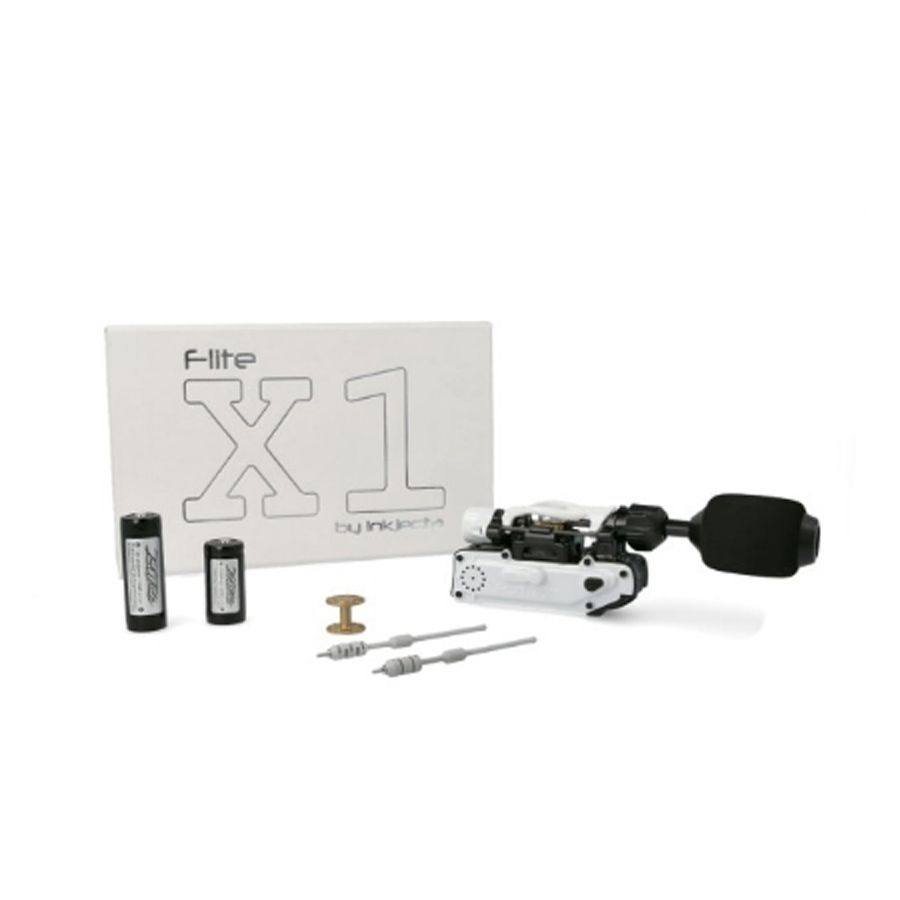 Valkoinen Inkjecta Flite X1 Troopa -tatuointikone Valkoinen Inkjecta Flite X1 Troopa -tatuointikone lisävarusteineen valkoisella taustalla