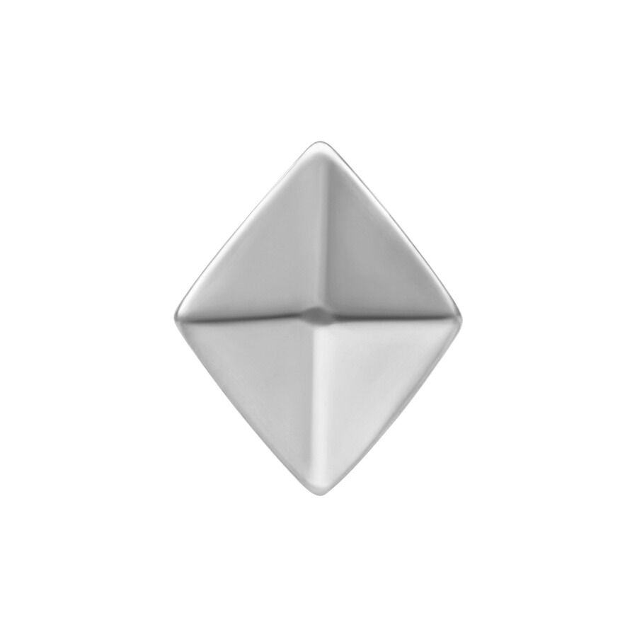 Hopeinen pyramidikärki kirurginteräksestä Hopeinen pyramidinmuotoinen kärki kirurginteräksestä valkoisella taustalla